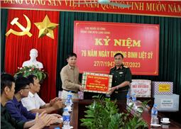 Thiếu tướng Hoàng Văn Hữu, Phó tư lệnh Quân khu thăm, tặng quà tại Trung tâm Điều dưỡng người có công tỉnh Bắc Giang
